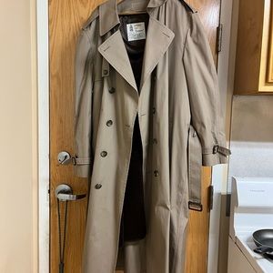 Men’s London Fog belted trenchcoat